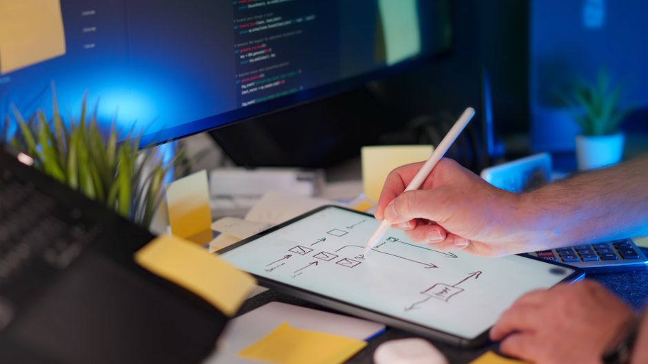 Digitalno skiciranje i programski kod na monitoru